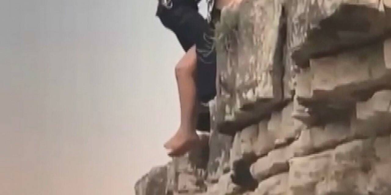 Denize atlamak için çıktığı kayadan atlayamayınca mahsur kaldı