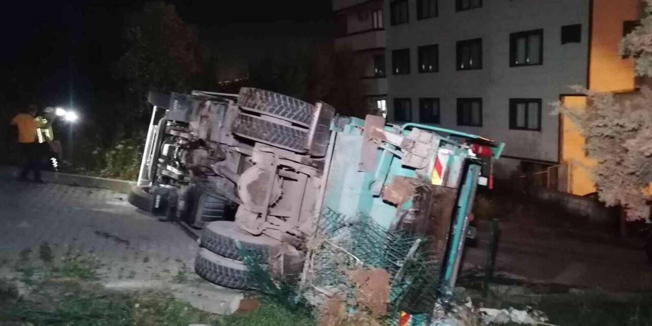 Yokuşta geriye kayan çöp kamyonu devrildi