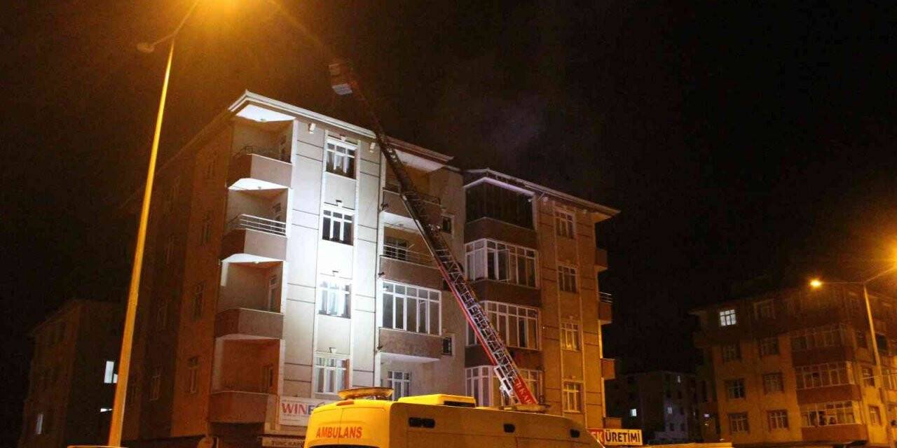 Iğdır’da gecenin karanlığını alevler aydınlattı