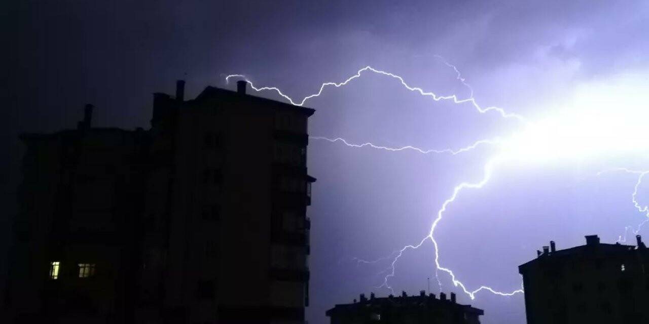 Ankara’da şimşekler geceyi aydınlattı