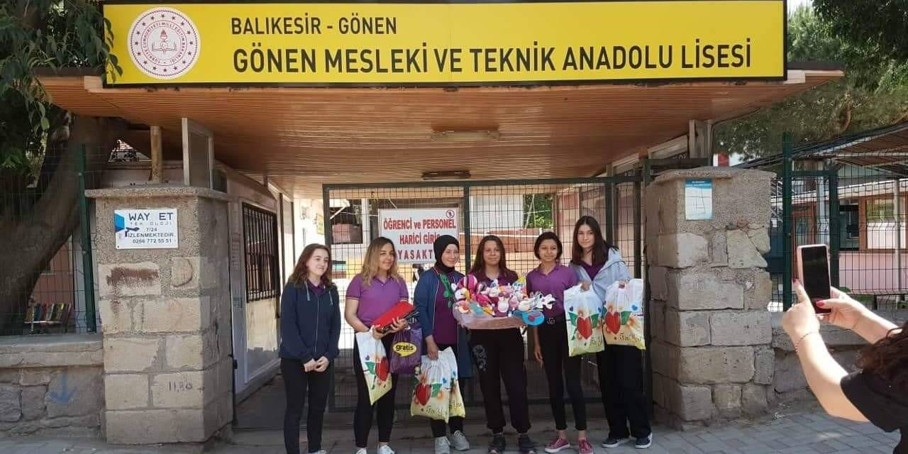 Ürettikleri oyuncakları kardeşlerine hediye ettiler