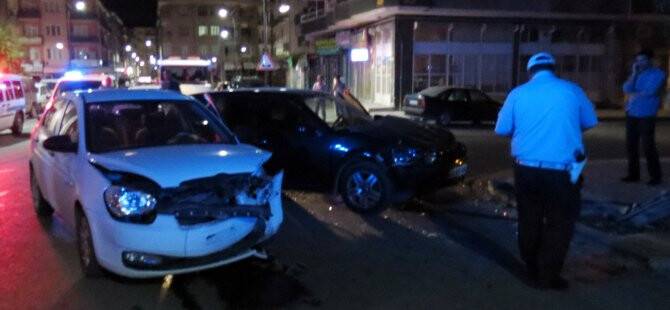 16 YAŞINDAKİ SÜRÜCÜ POLİS OTOSU İLE ÇARPIŞTI