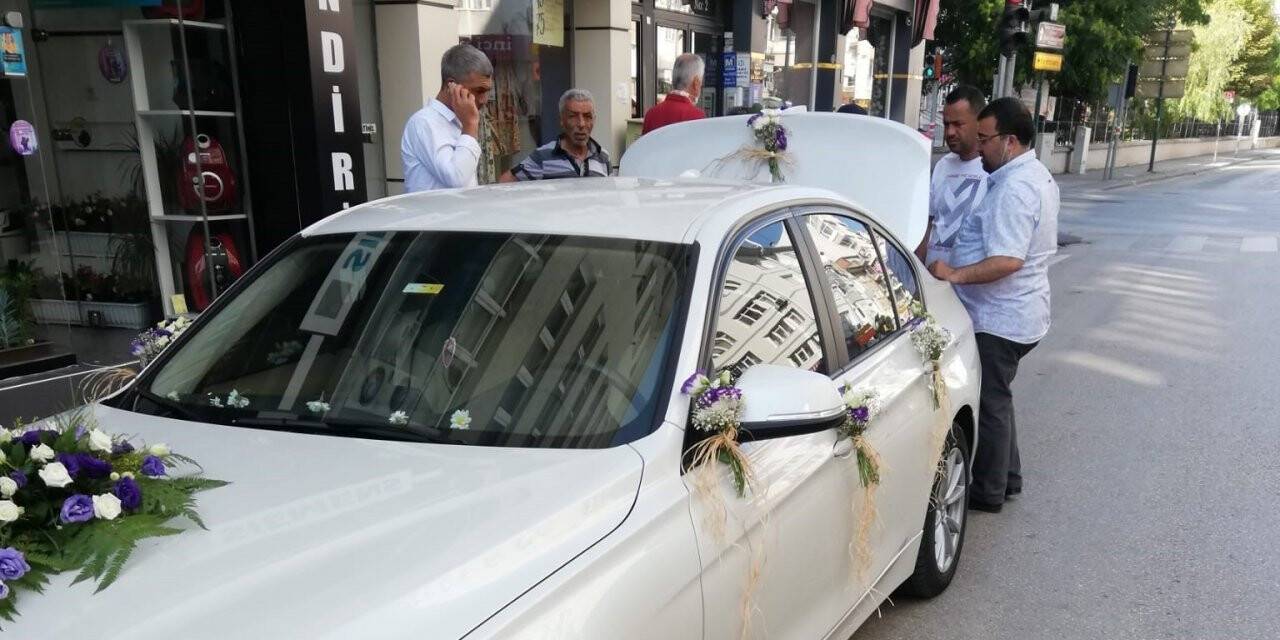 Düğünlerin başlamasıyla çiçeklerde gelin arabası süslemeleri arttı