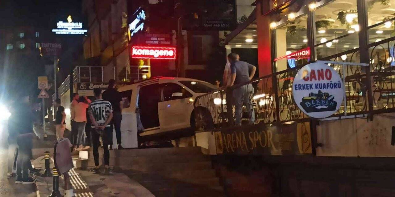 Mardin’de hızını alamayan araç kafeye daldı