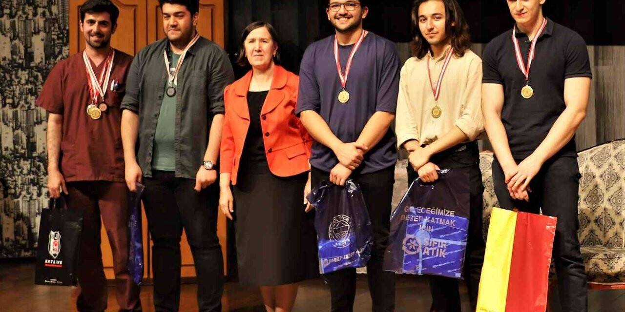 Akademisyenler ve üniversite öğrencileri tiyatroda buluştu