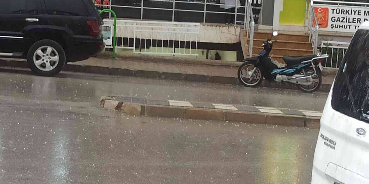 Aniden bastıran sağanak ve dolu yağışı vatandaşa zor anlar yaşattı