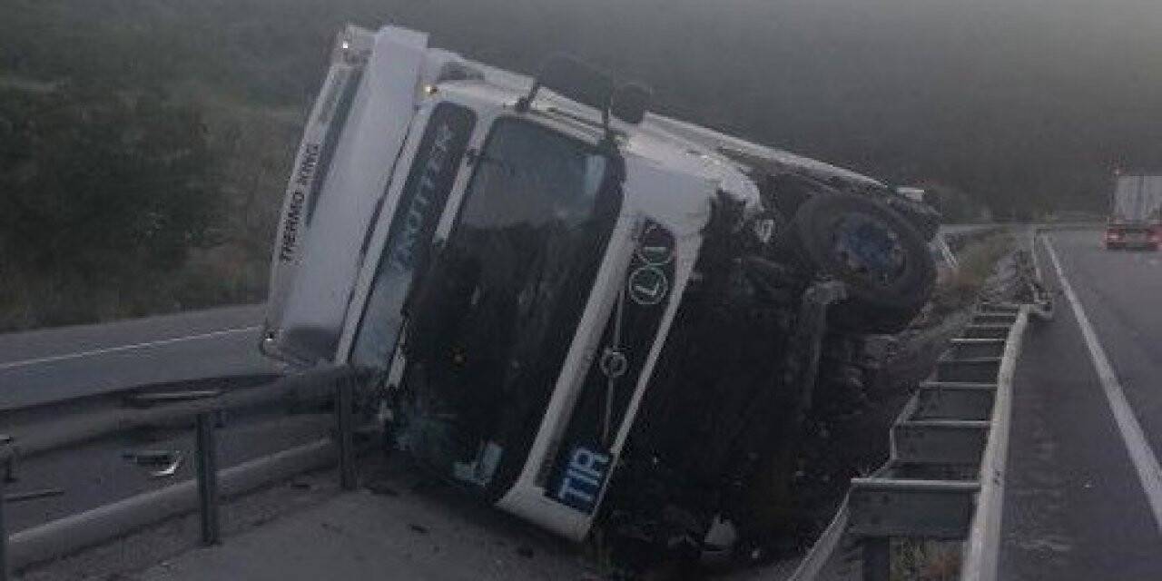 Kontrolden çıkan tır orta refüje devrildi