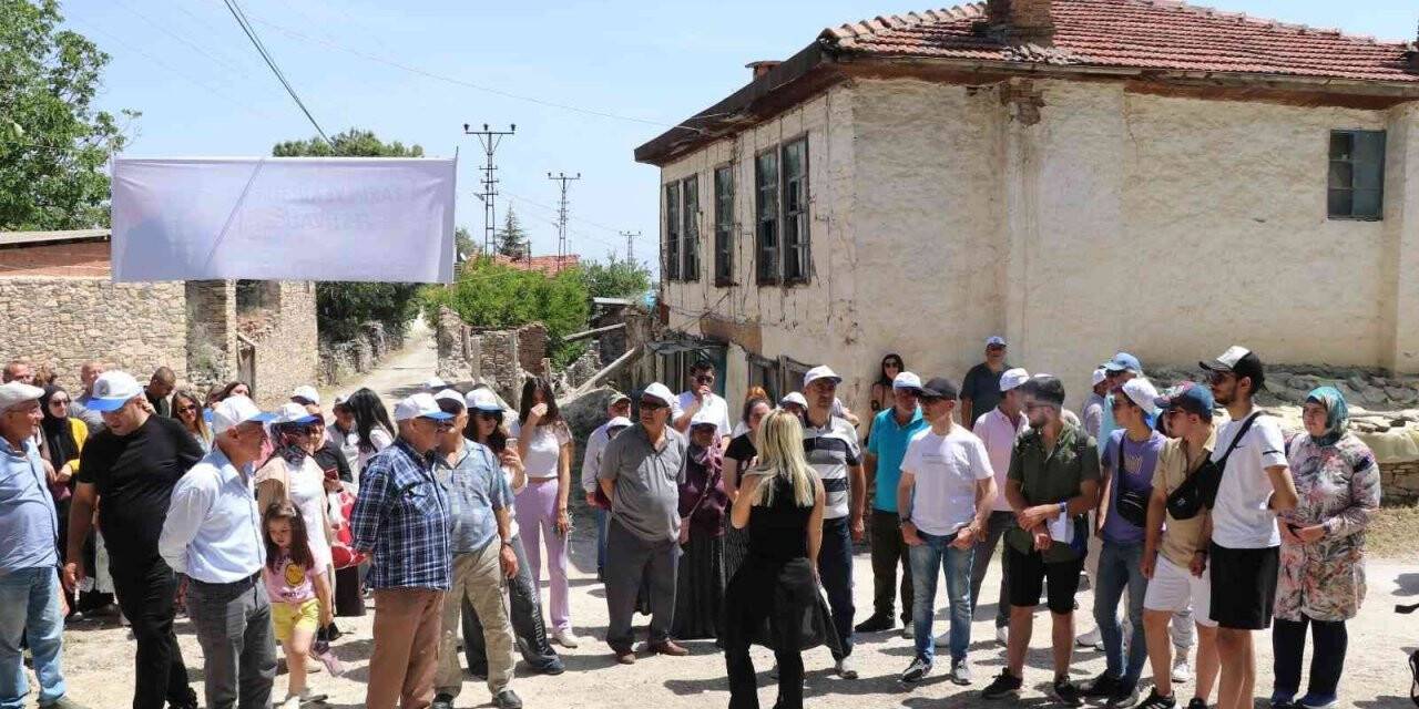 Tuğba Yurt, antik Attouda kentinde hayranlarıyla buluştu