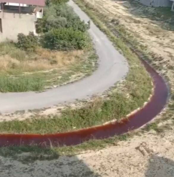 Mersin’de DSİ’ye ait kanaldaki su kırmızıya büründü