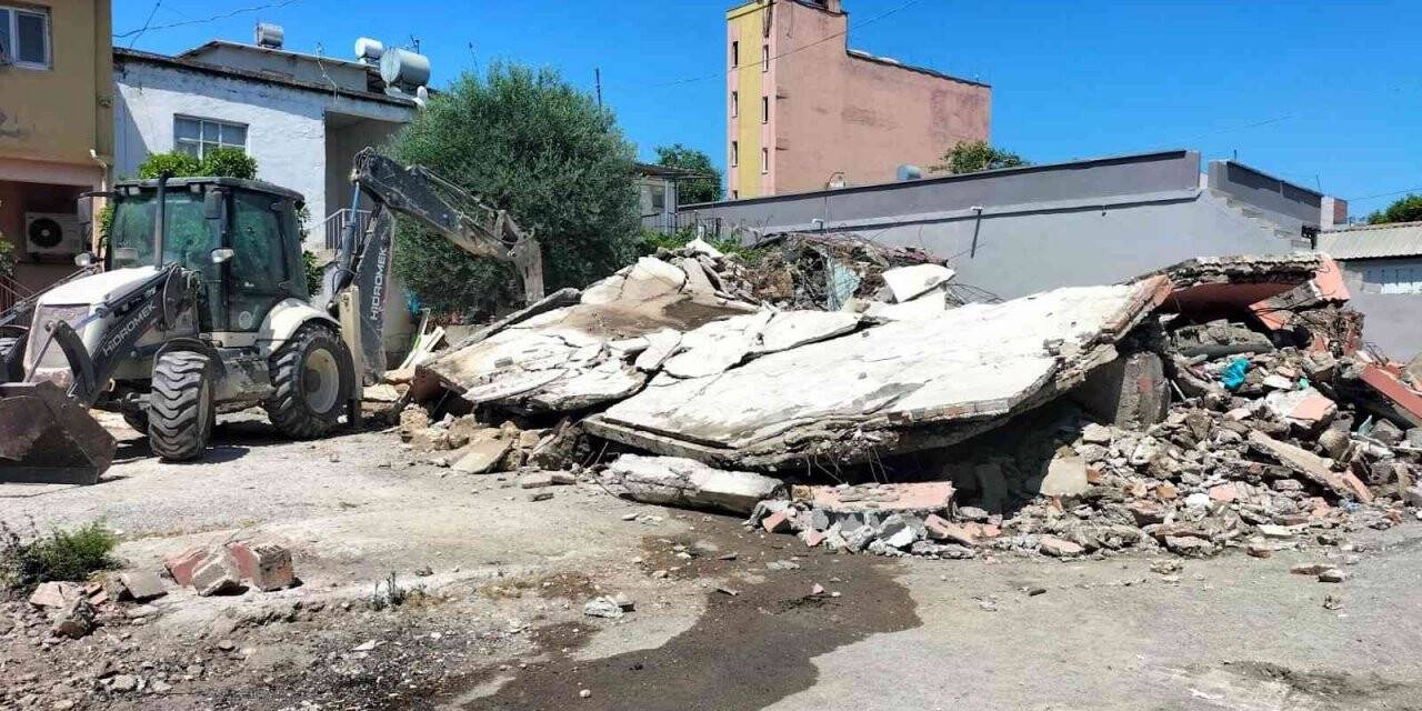 Akdeniz’de metruk binaların yıkımı devam ediyor