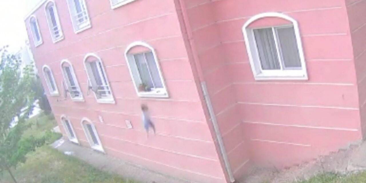 Bursa’da çocuğun 5. kattan düşme anı kamerada