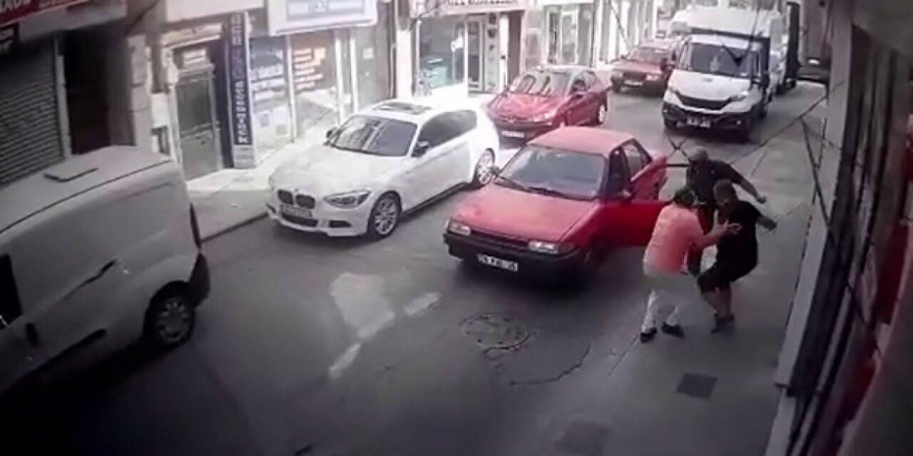 Silivri’de tartıştığı baba ile oğluna bıçakla saldırdı: O anlar kamerada