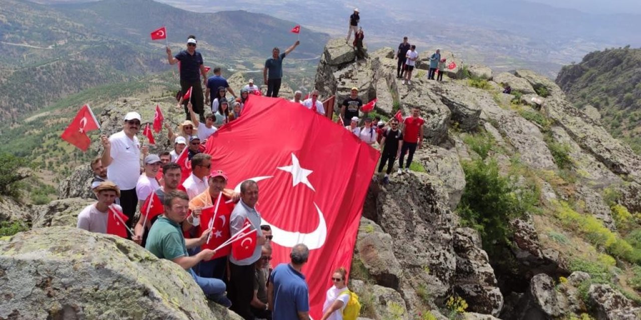 Selendi’nin zirvesine gençlik ve doğa yürüyüşü yapıldı