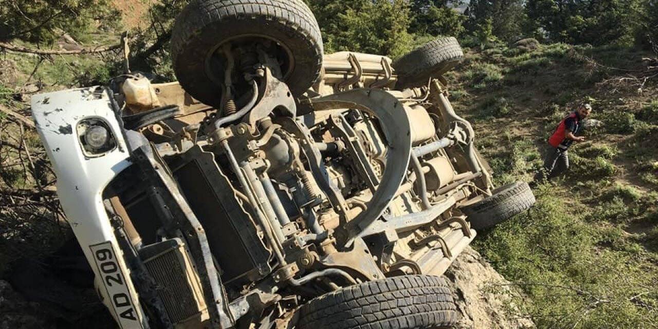 Kaza yapan araçta sıkışan 2 kişi için seferber oldular