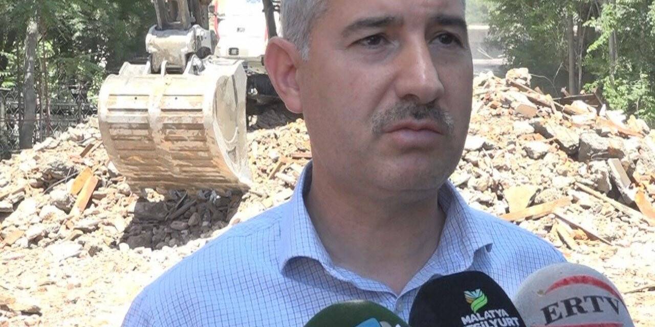 Yeşilyurt’ta yeni sağlık merkezi için eski binaların yıkımına hız verildi