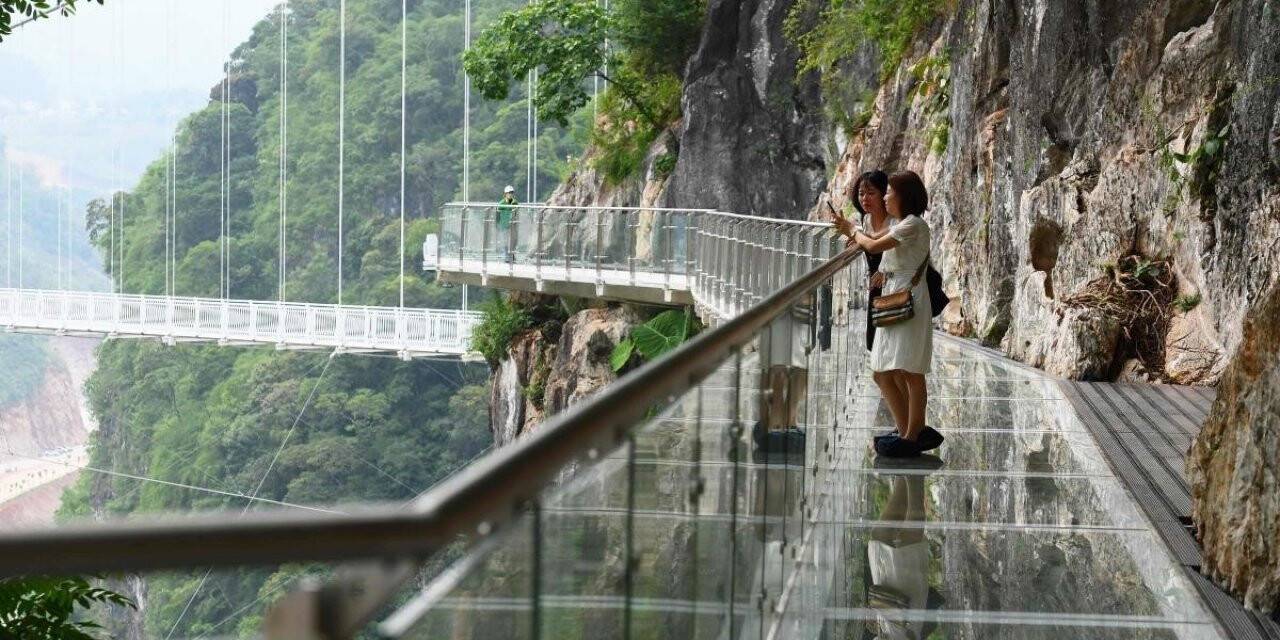 Dünyanın en uzun cam köprüsü Vietnam’da açıldı
