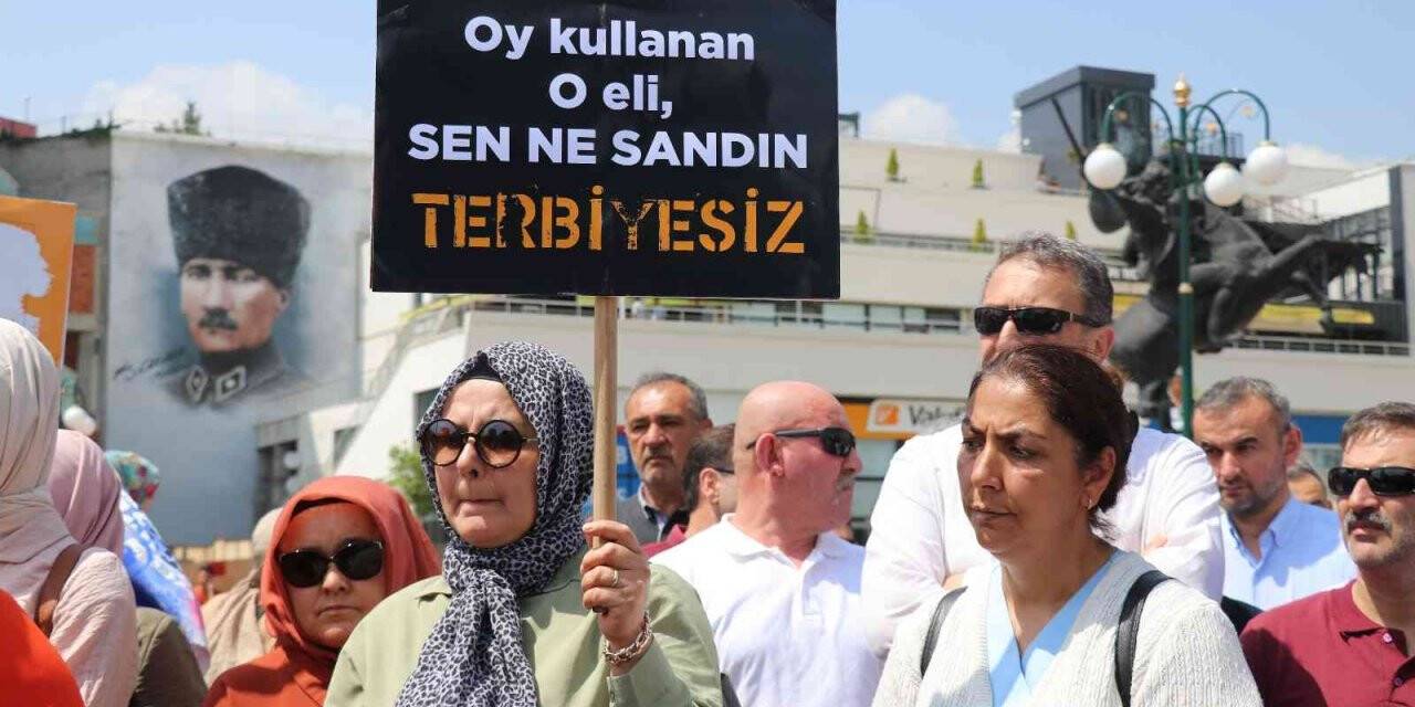 Kadınlar, ellerinde “Terbiyesiz Tanju Özcan” pankartlarıyla yürüdü