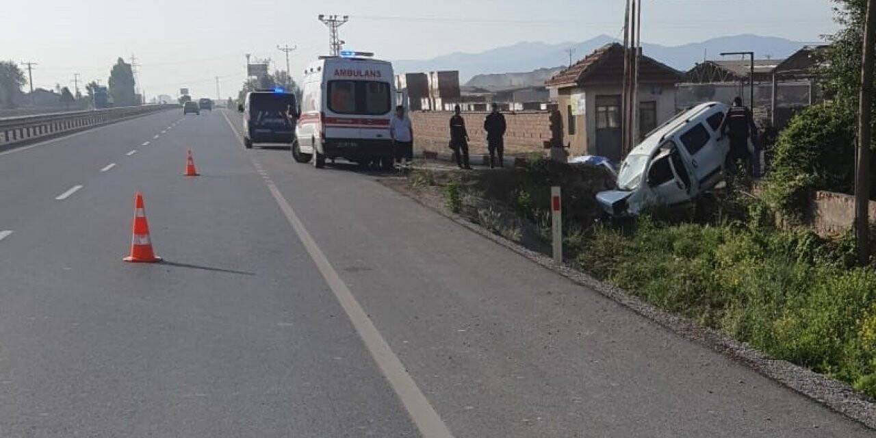 Fabrika duvarına çarpan araçta 1 kişi öldü, 1 kişi yaralandı