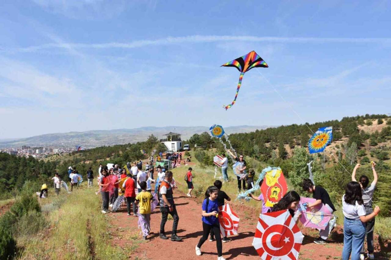 Yüzlerce çocuk bu şenliğe katıldı