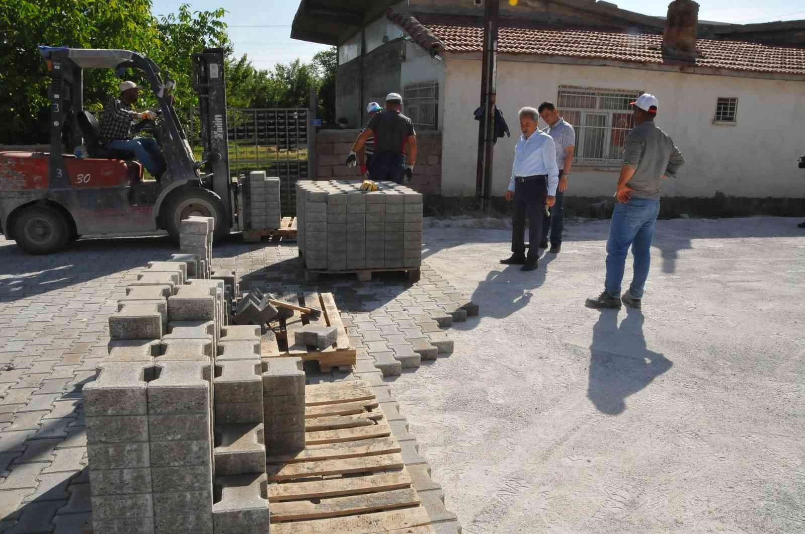 Akşehir Belediyesi'nden yol ve kilitli taş çalışması
