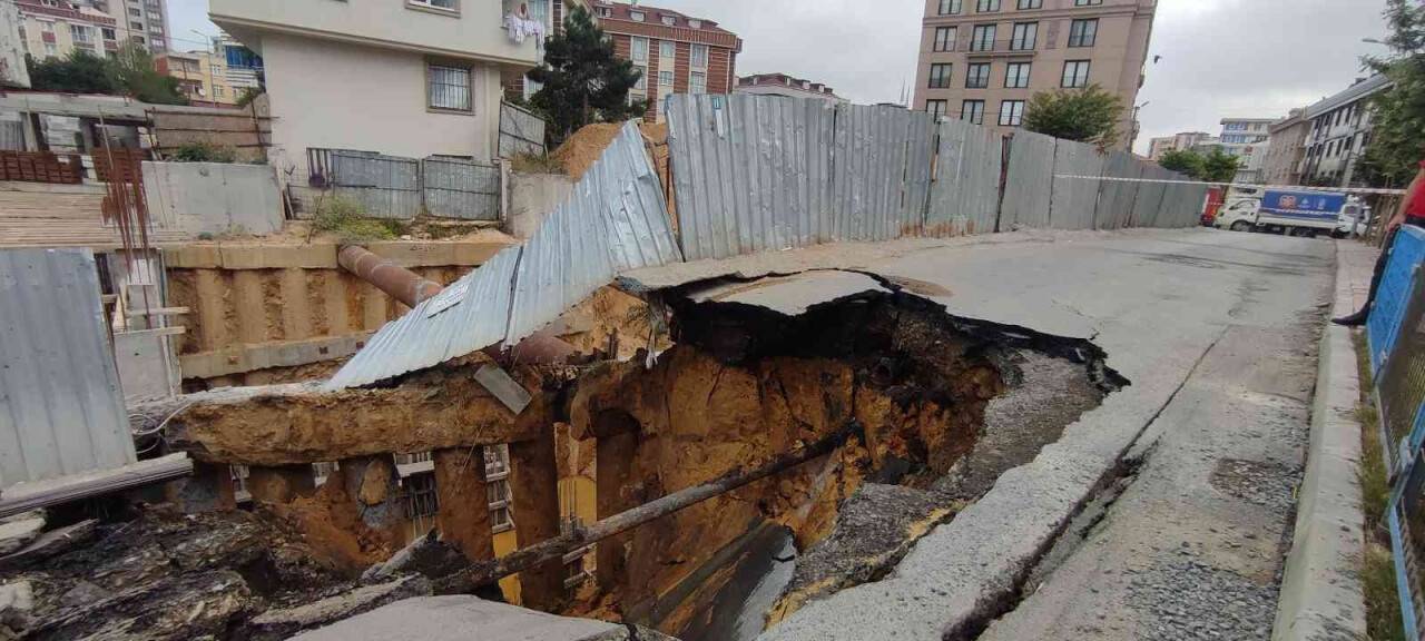 Sultangazi’de  inşaat alanı yanındaki yol çöktü
