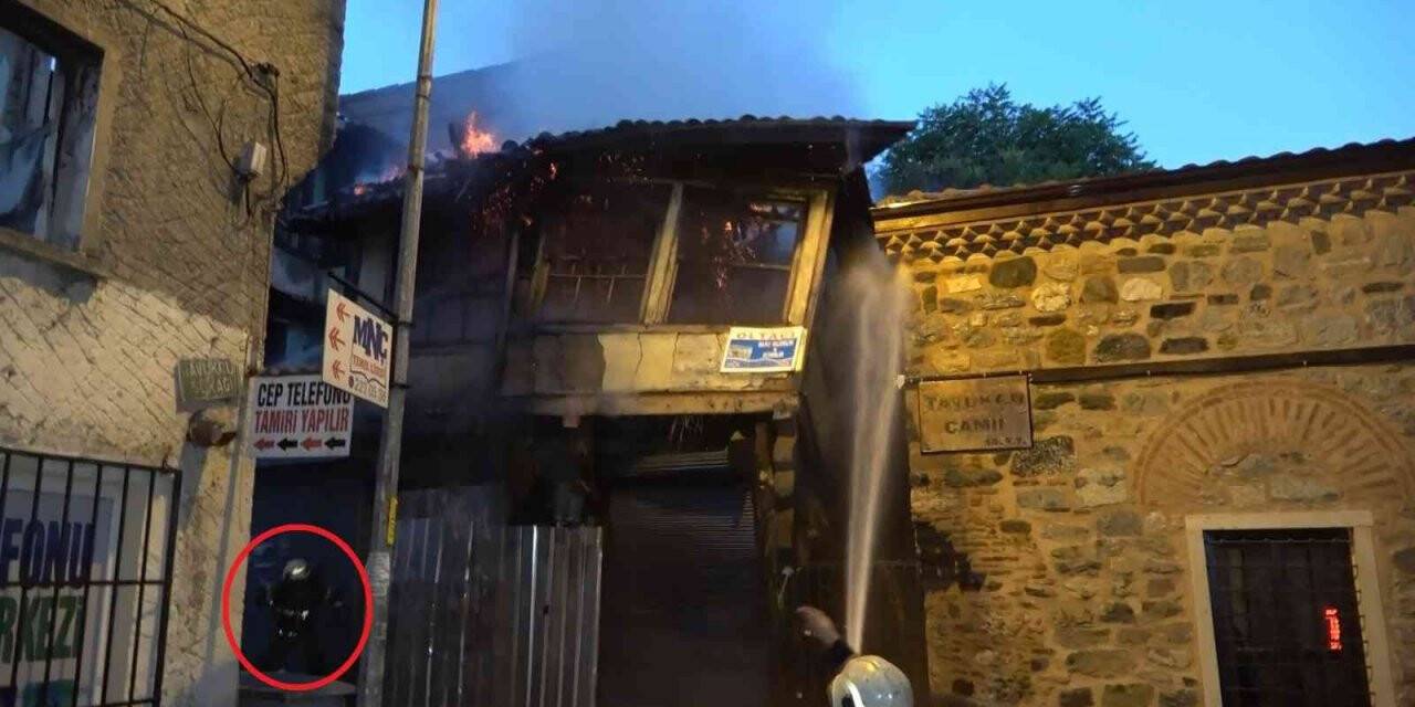 İtfaiye eri binanın altında kalmaktan son anda kurtuldu: Yüzlerce yıllık tarihi binanın yanarak yıkılma anı kameralarda