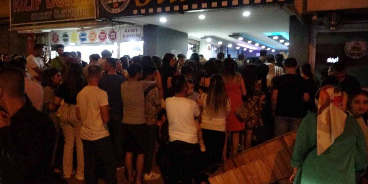 Sahneye çıkmayan sanatçılara pet şişe atıp yuhaladılar