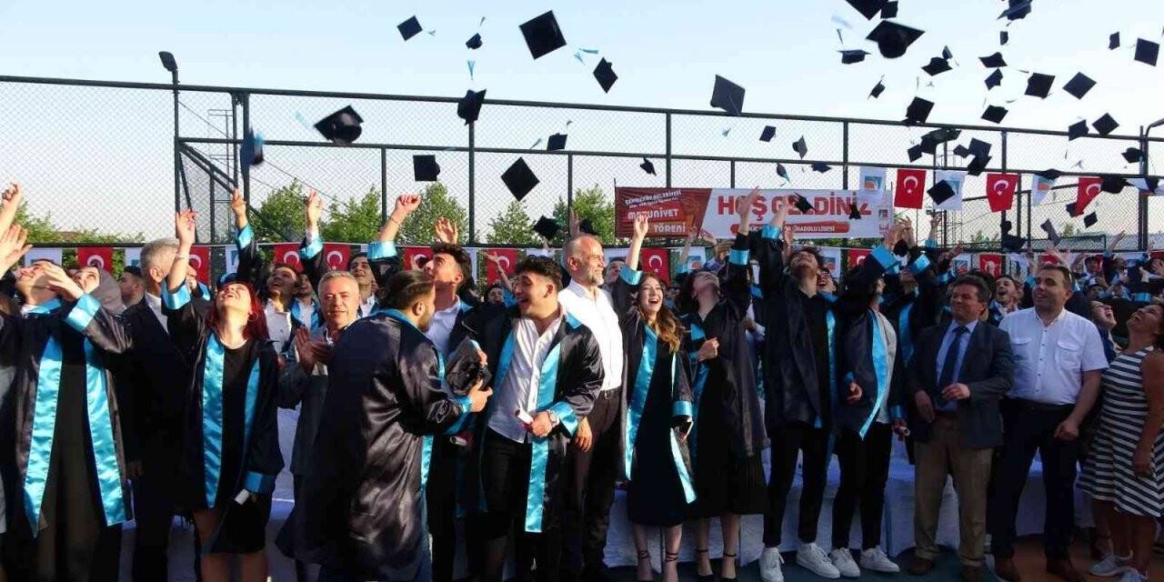 Pandemi sonrası mezuniyet törenleri de eski coşkusuyla kutlanıyor