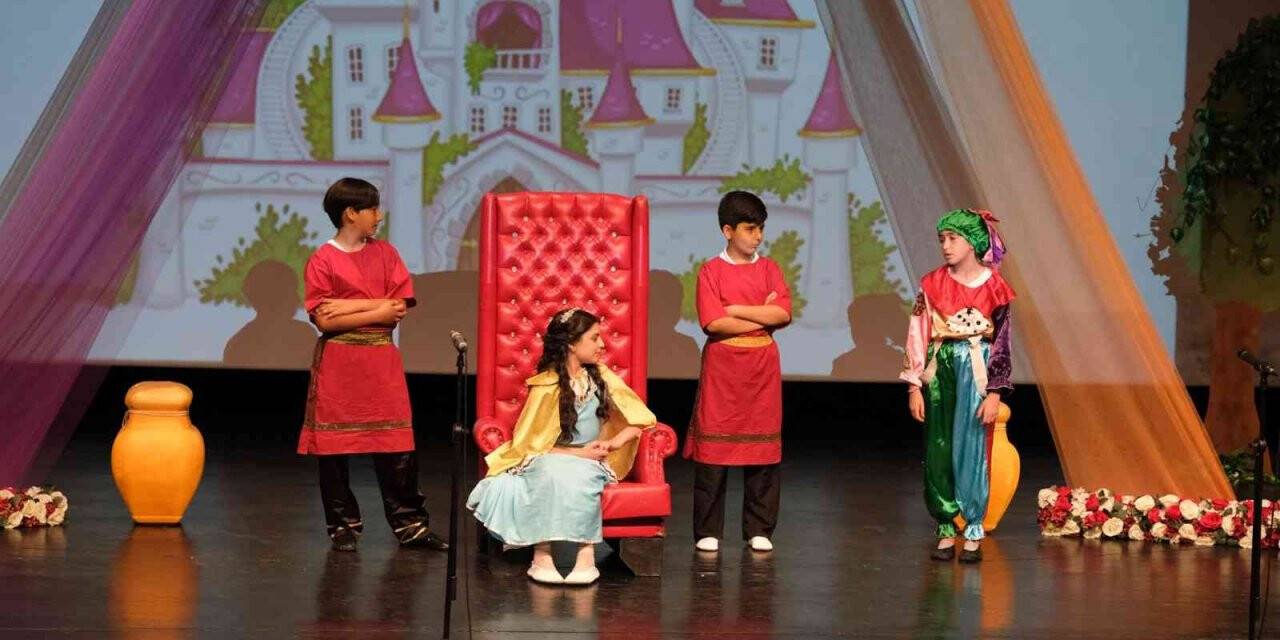 Minik tiyatrocular ayakta alkışlandı