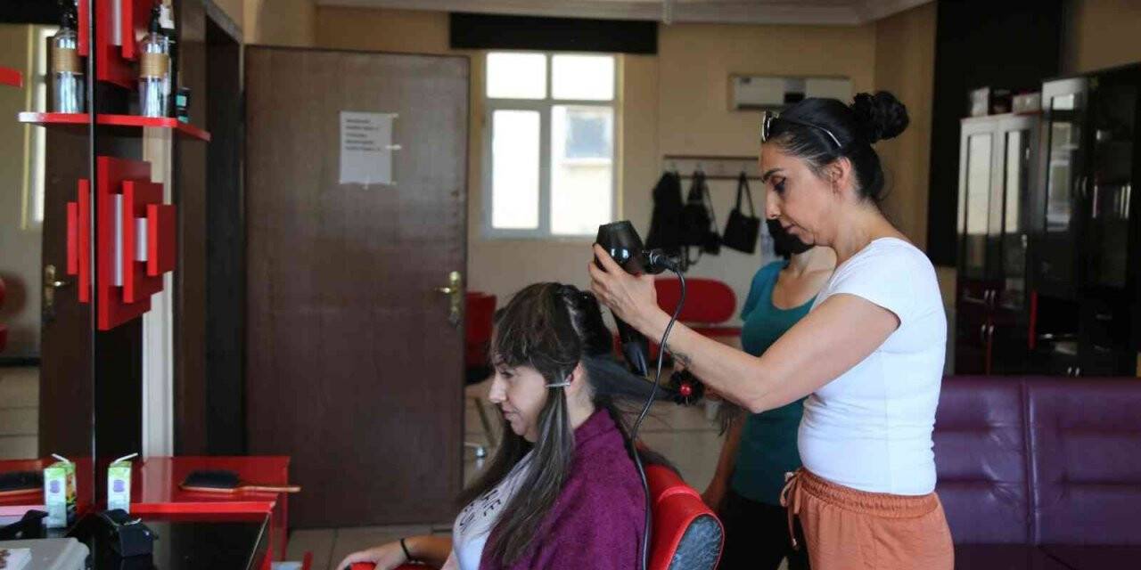 Tunceli Halk Eğitim Merkezinde binlerce kişiye kurs veriliyor