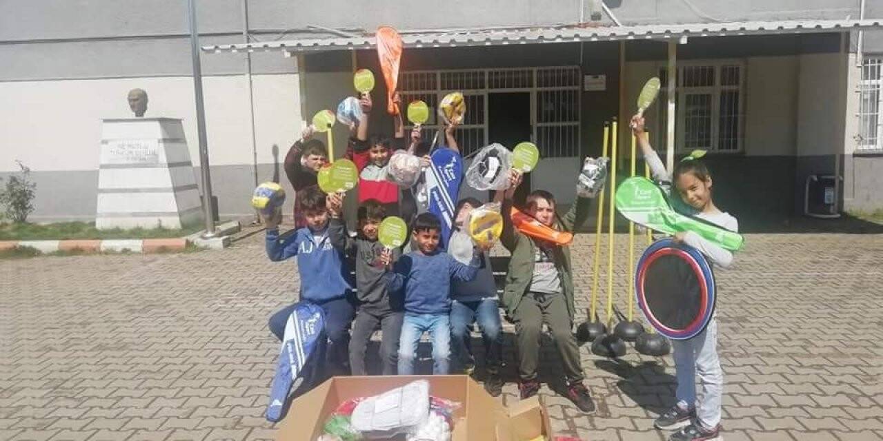 İlkokul öğrencilerine spor malzemeleri verildi