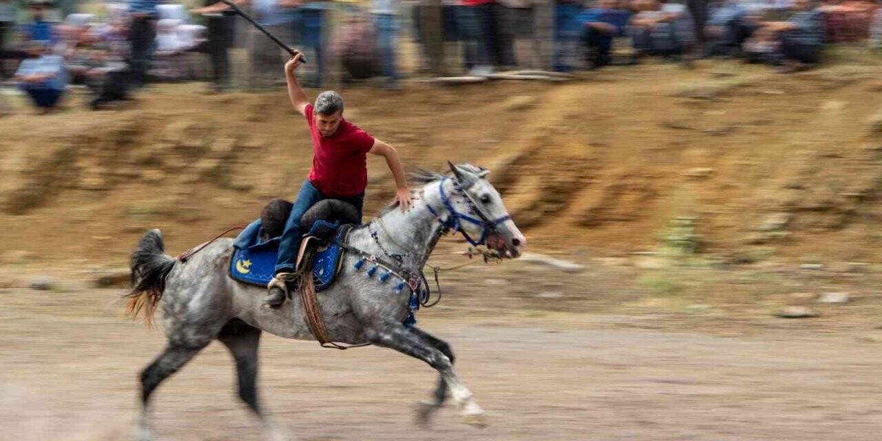 Yüzlerce yıllık atlı cirit geleneği köy düğünlerde yaşatılıyor