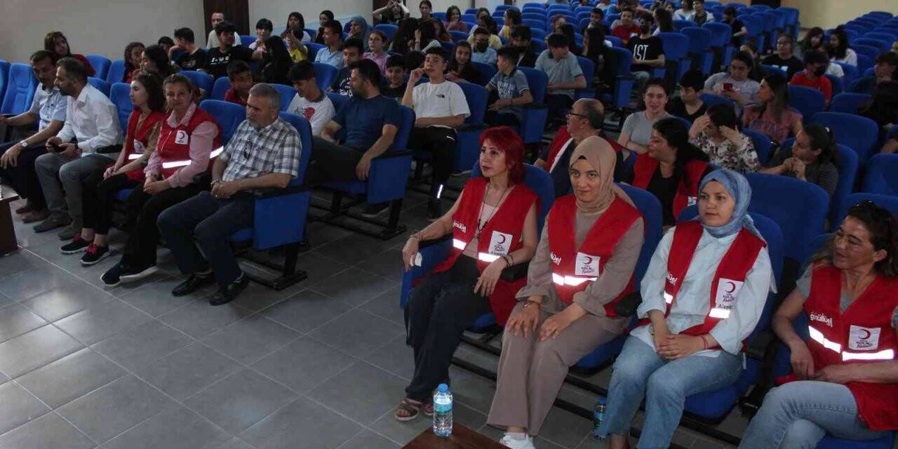 Alaşehir’de Kızılay’dan öğrencilere sınav eğitimi