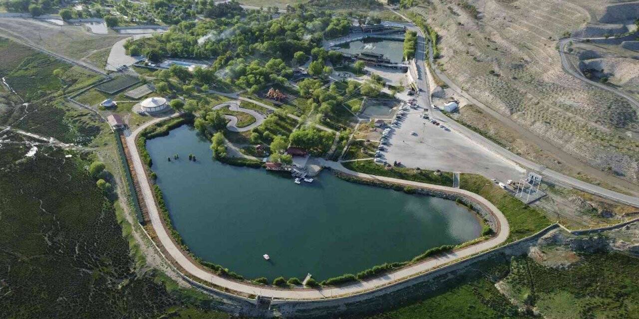 Sıcaktan bunalan vatandaşlar Ekşisu’ya akın ediyor