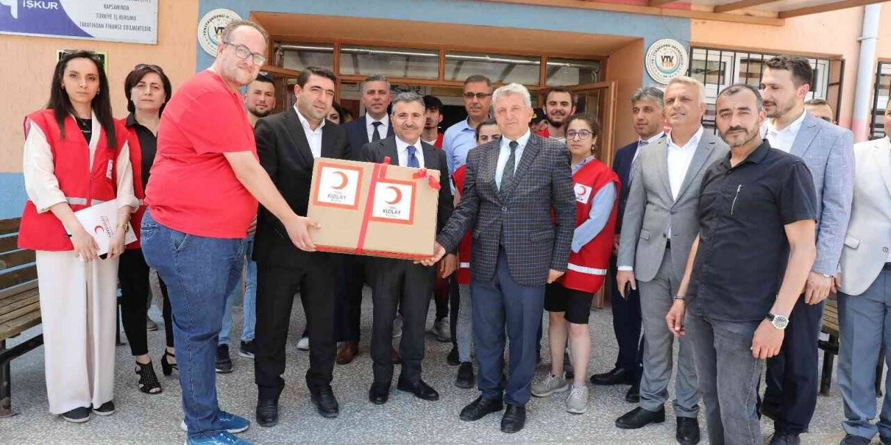 Yenilenen okula bilgisayar bağışlandı