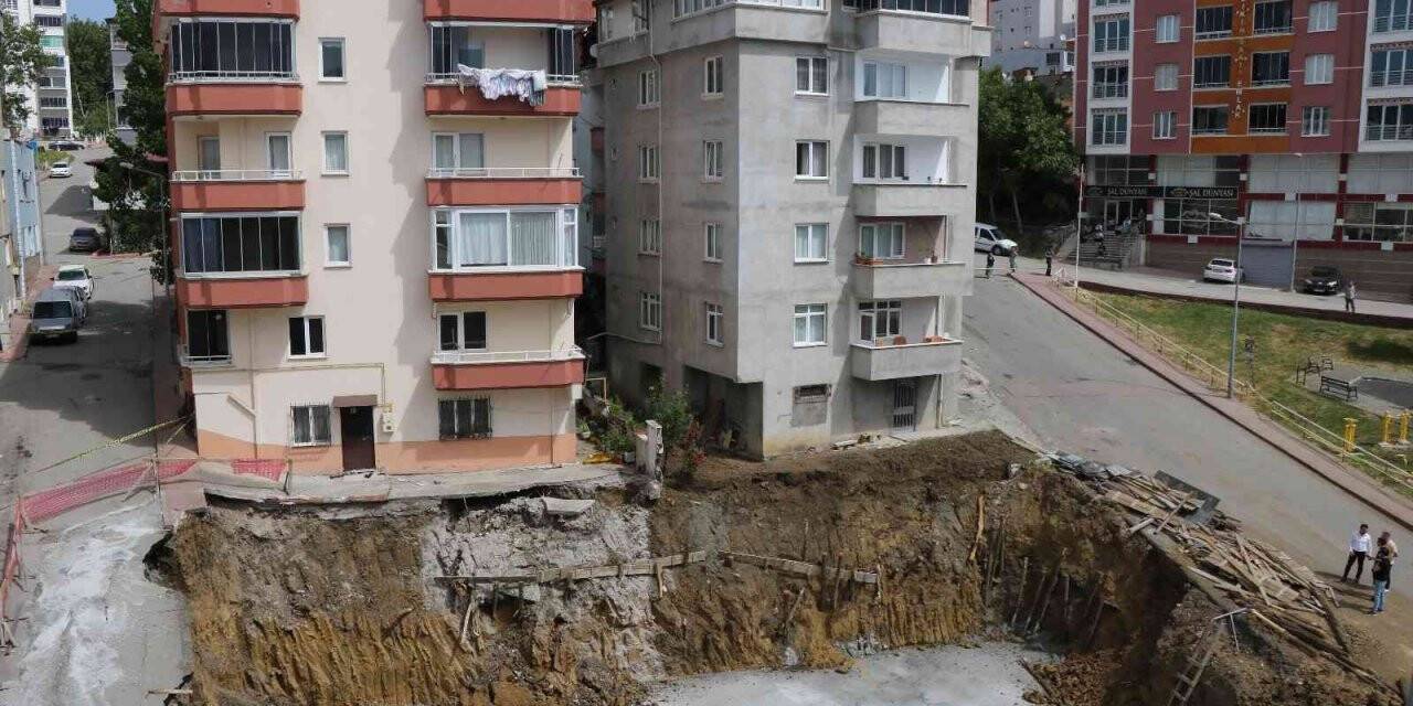 Toprak kayması sonucu tahliye edilen 2 bina sakinlerinin tedirgin bekleyişi