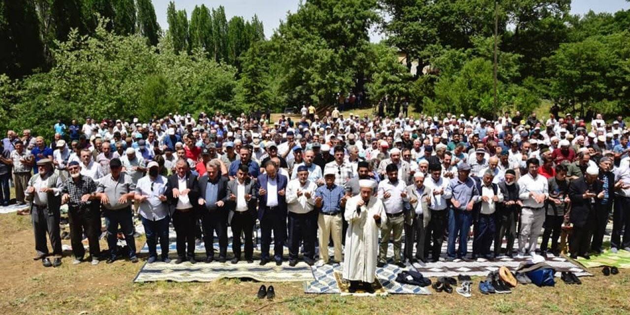 Vali Kızılkaya vatandaşlarla birlikte ellerini semaya açtı