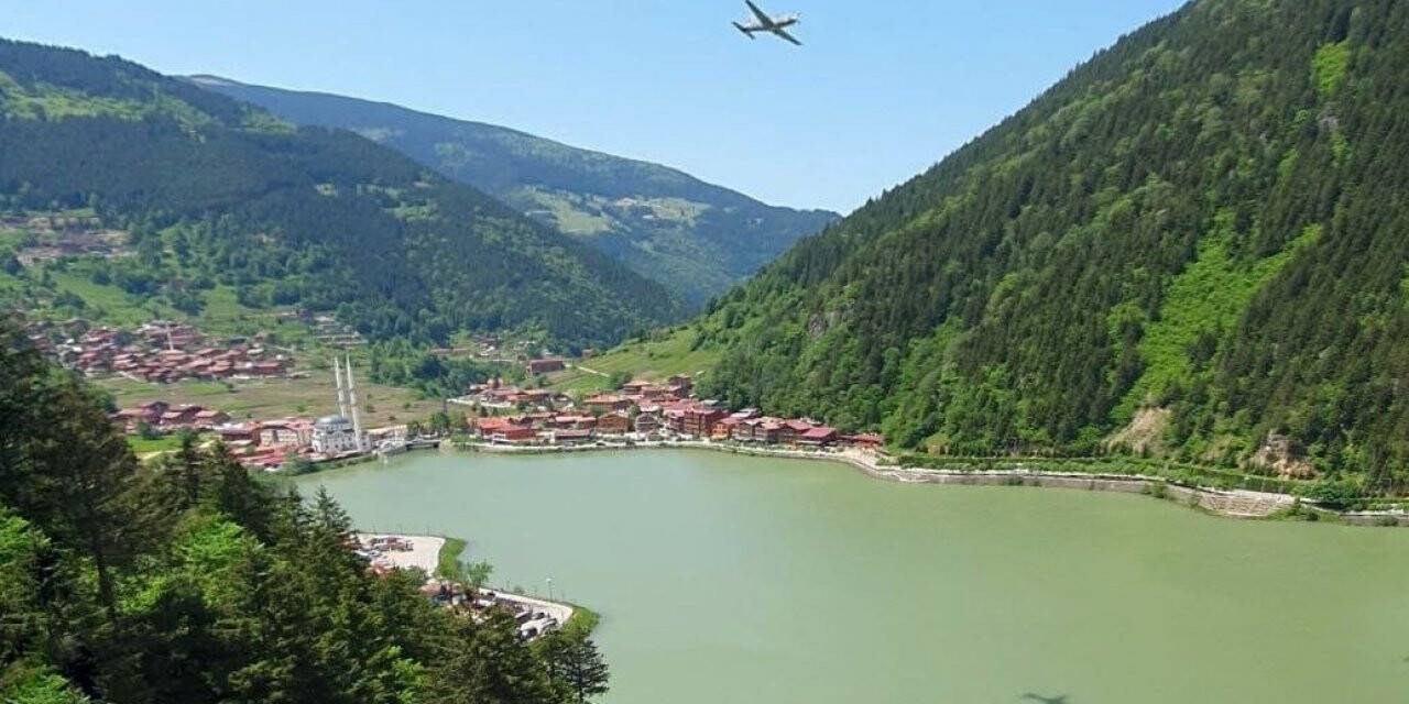Uzungöl üzerindeki uçağı görünce gözlerine inanamadılar, o anları kayda aldılar