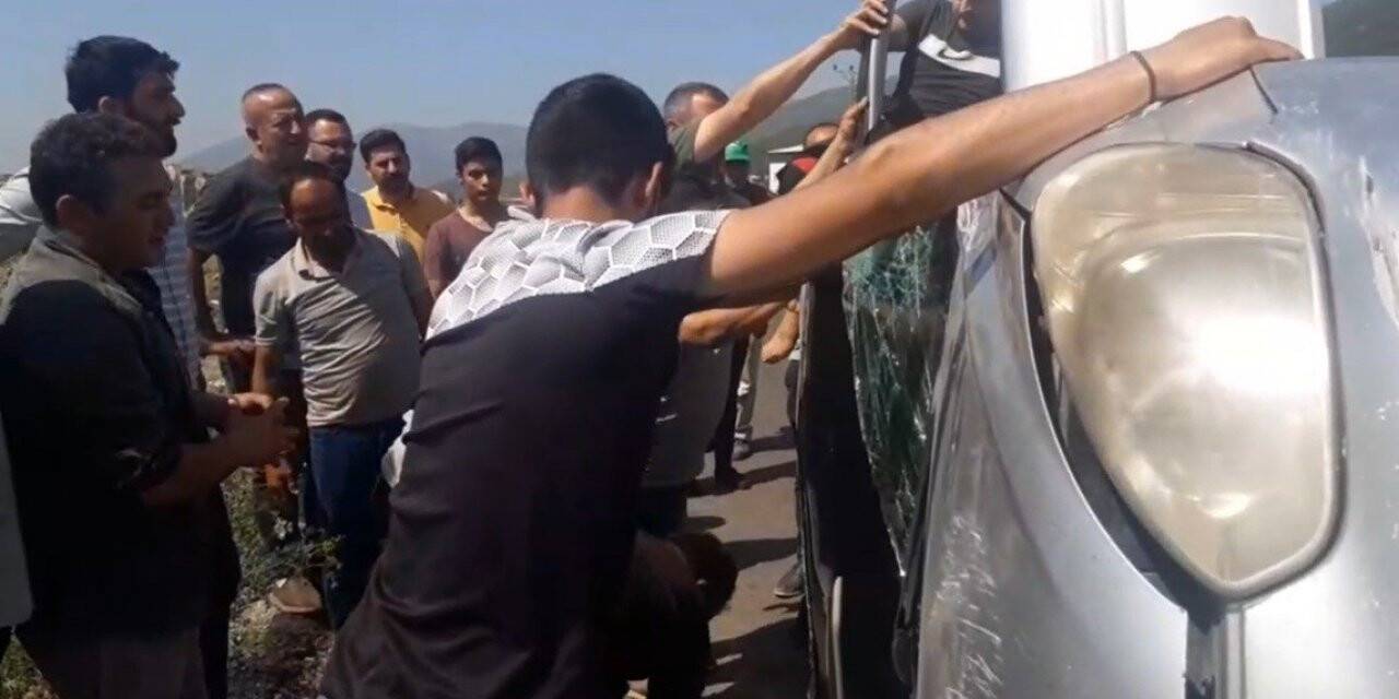 Taklalar atarak ters dönen araçtan burnu bile kanamadan çıktılar