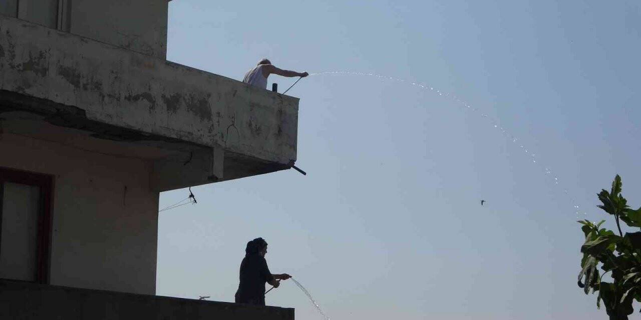 Pendik’te yanan gecekonduya vatandaştan hortumlu müdahale