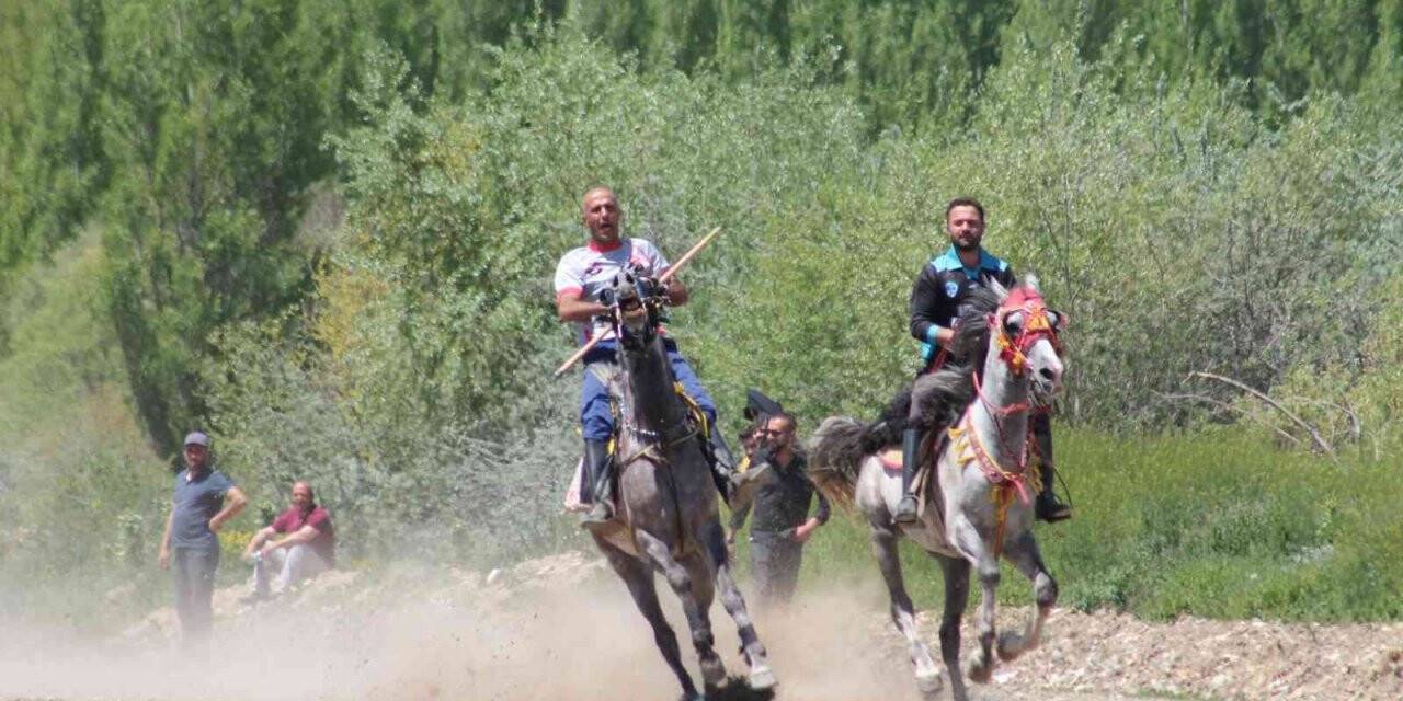 Bayburt ve Erzurum maharetlerini cirit maçında konuşturdu