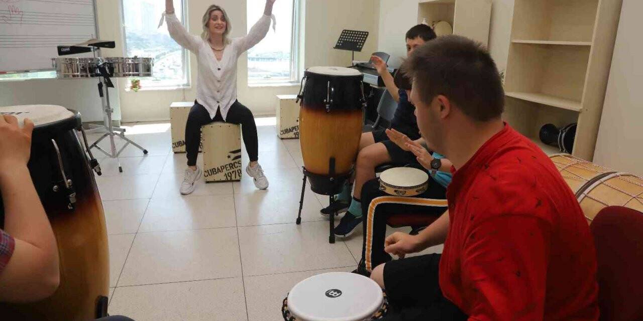 Kartal Belediyesi Sanat Akademisi’nde down sendromlu çocuklara ritim eğitimi