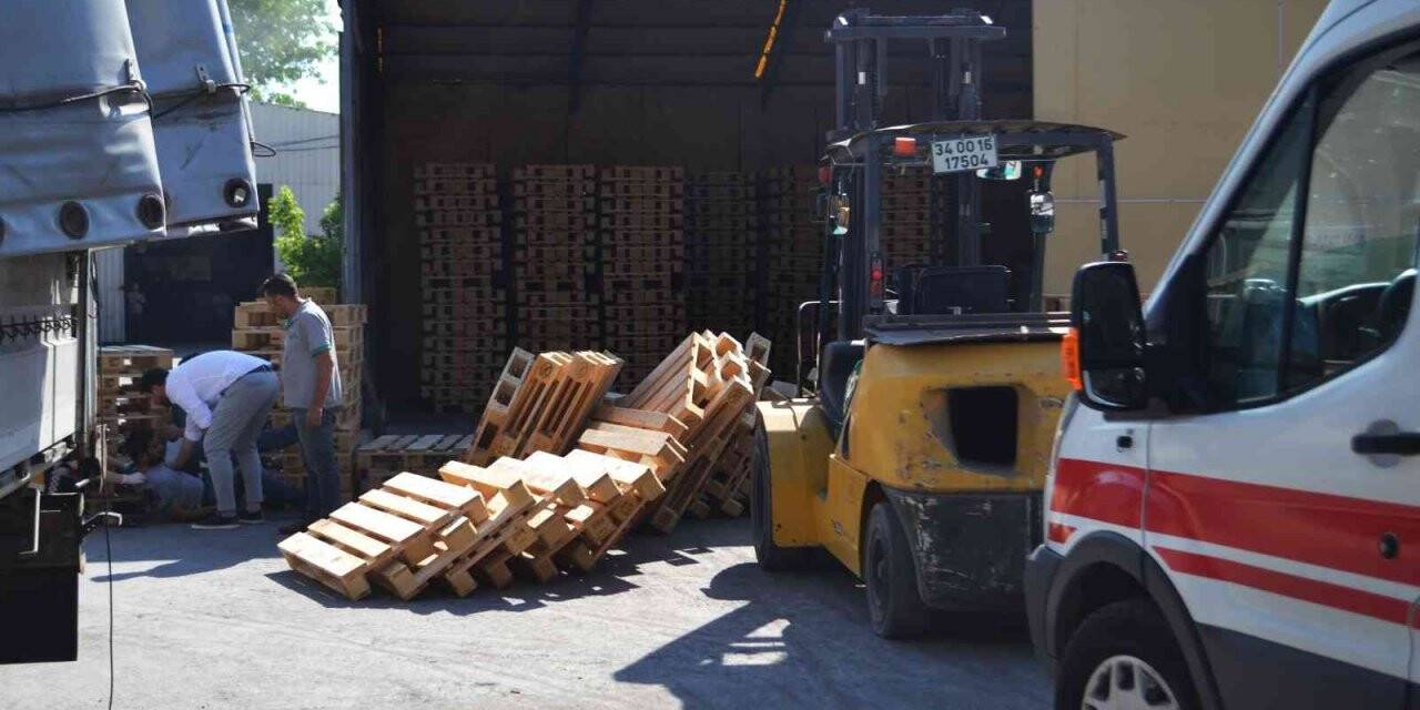 Üzerine ahşap palet devrilen işçi yaralandı