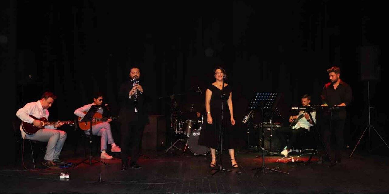 Neşter tutan eller, müziğe de hayat veriyor