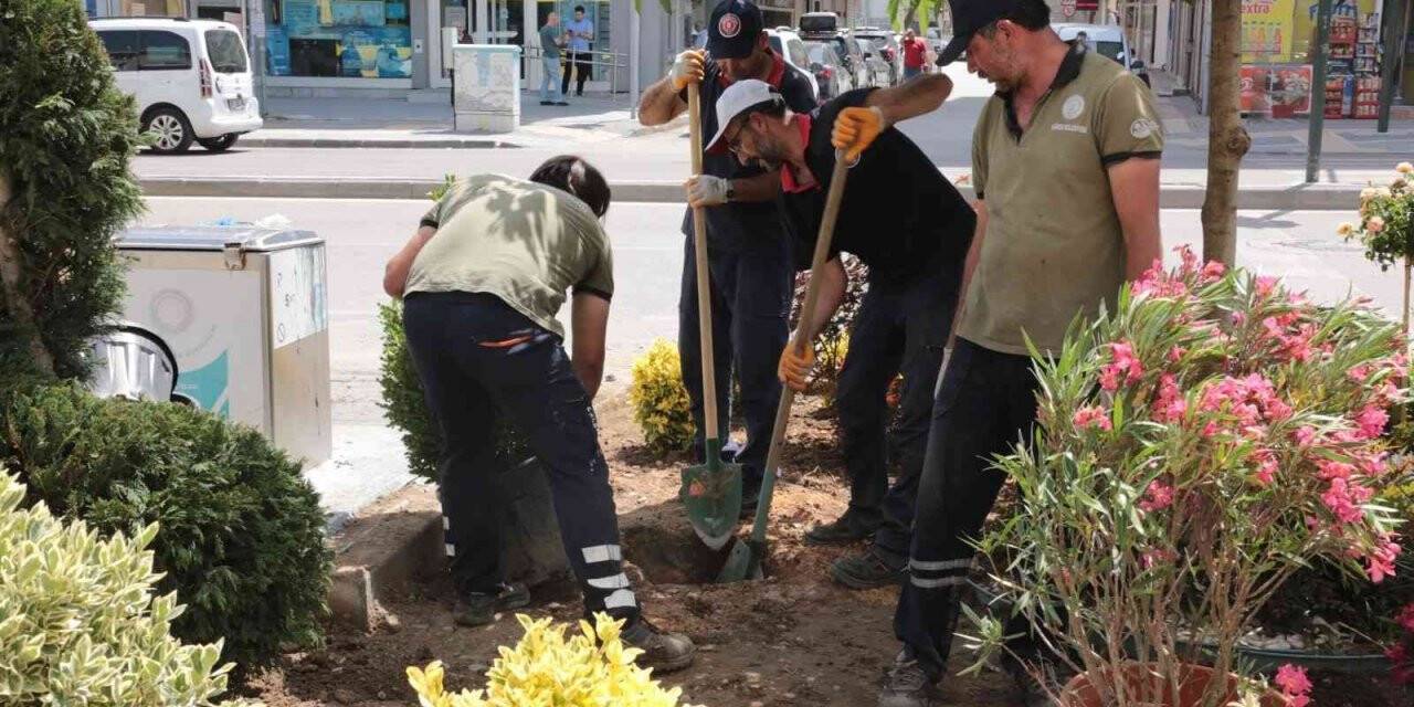 Gürsu’nun caddelerine rengarenk çiçeklerle yaz coşkusu