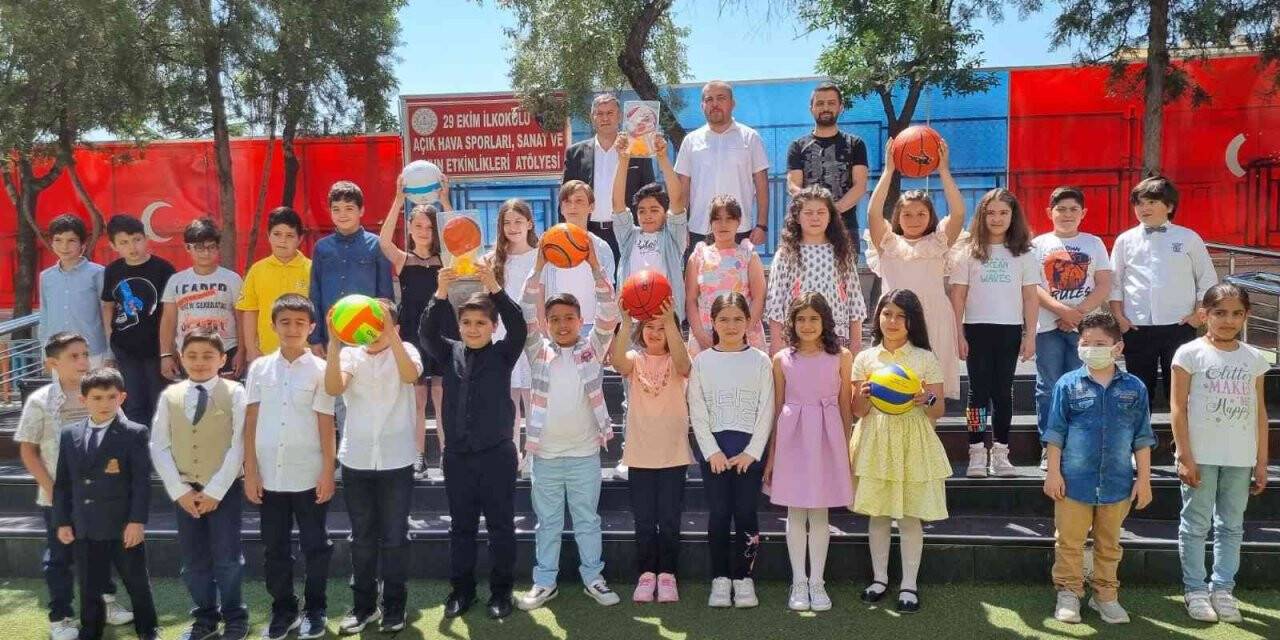 Keçiören Belediyesince atık pil toplayan okullar ödüllendirildi