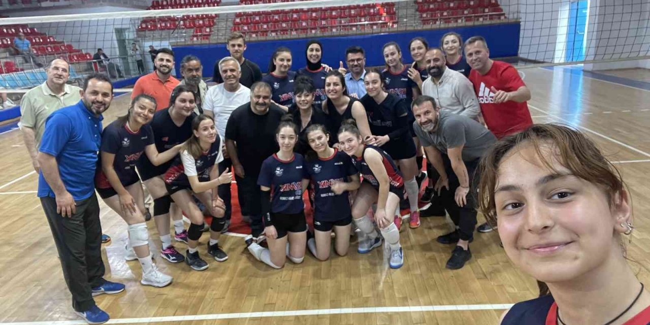 Sanatçılardan kadın voleybolculara moral ziyareti