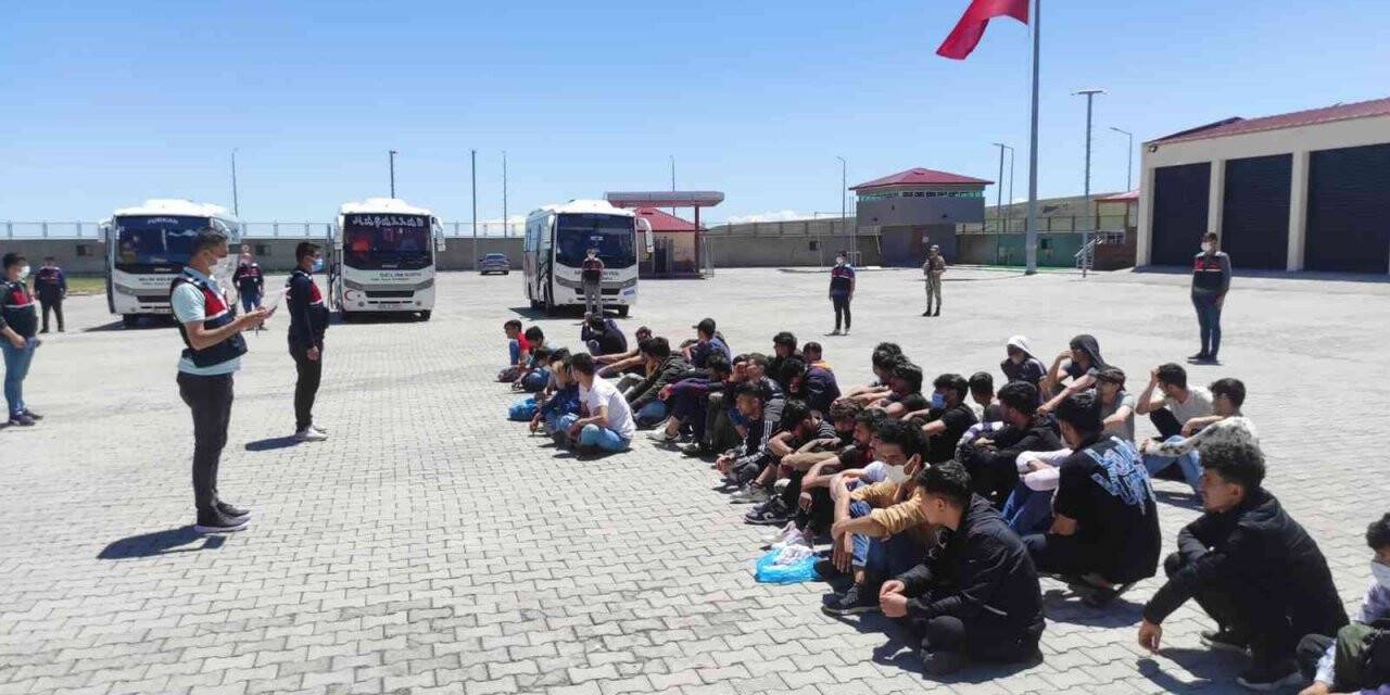 Kars’a getirilen düzensiz göçmenlerin işlemleri tamamlandı