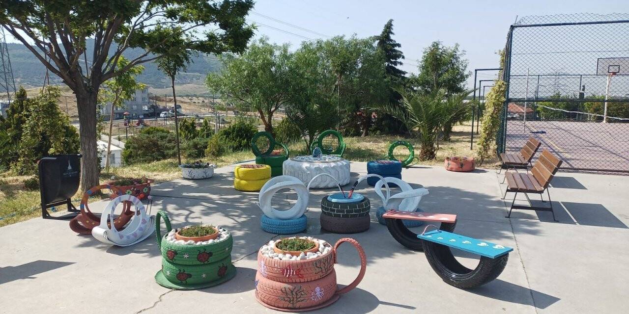 Öğrenciler atık lastiklerden okul bahçesini renklendirdi