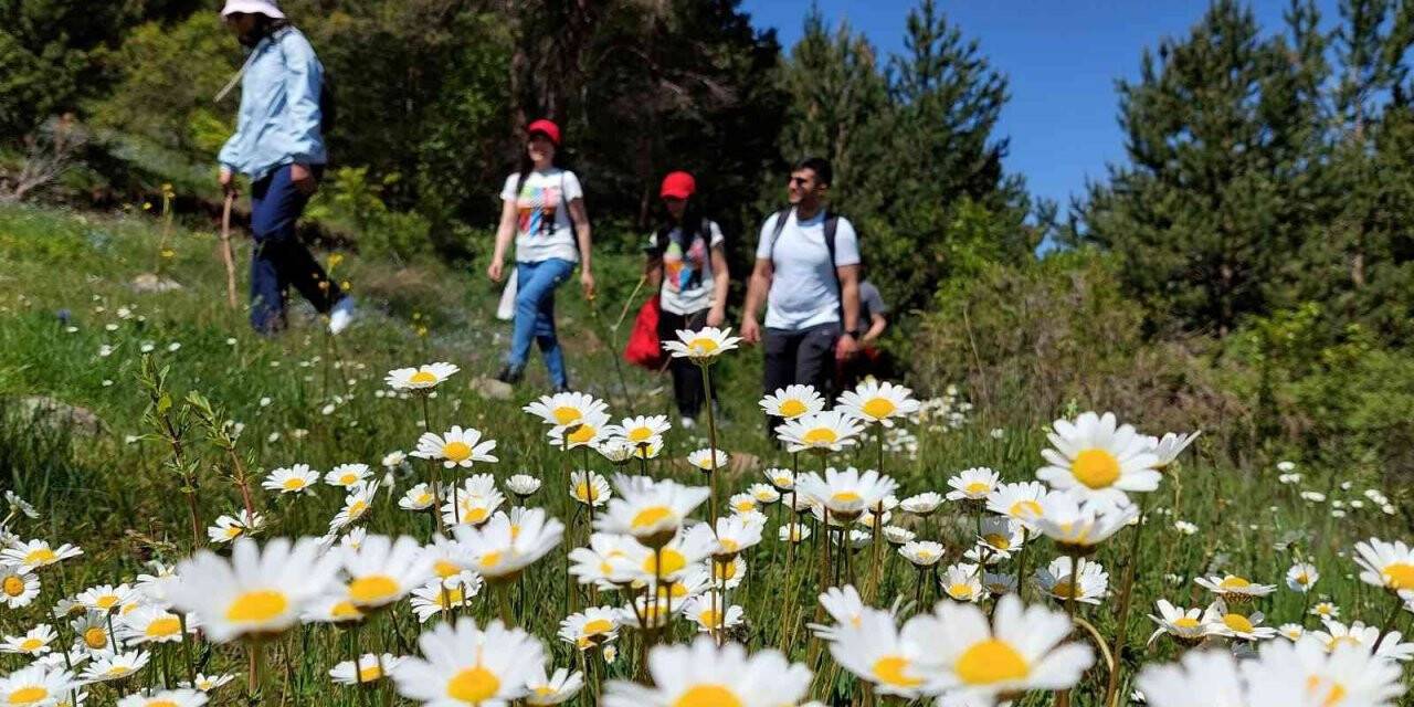 Yüzlerce yıldır kullanılan patikaları canlandırıyorlar